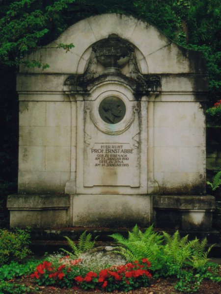 Grab von E. Abbe /
Grave of E. Abbe