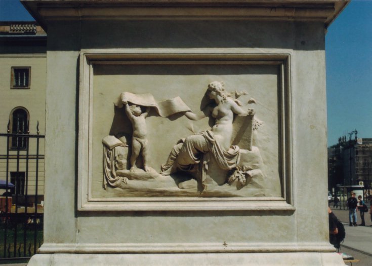 Relief, das auch den Namen von Aristoteles zeigt /
Relief showing the name of Aristotle