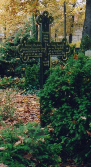 Frontseite des Kreuzes auf dem Grab von Johann III Bernoulli /
Front of the cross of the grave Johann III Bernoulli