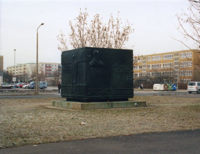 Denkmal in der Neustadt von Halle / 
Monument in the Neustadt of Halle