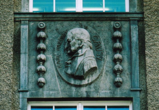 Medaillon mit Relief von C. F. Gauss / 
Medallion with relief of C. F. Gauss