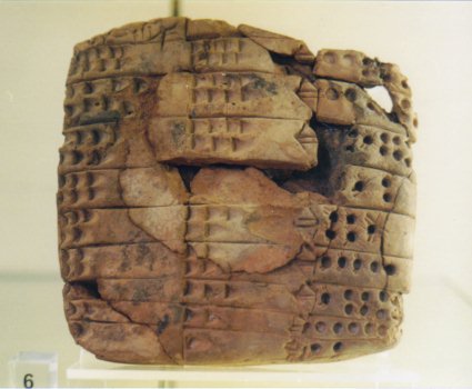 Keilschrifttafel aus Fara in Mesopotamien /
cuneiform script slab from Fara in Mesopotamia