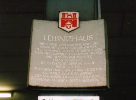 Hinweisschild zum Leibnizhaus / 
Information concerning the Leibniz house