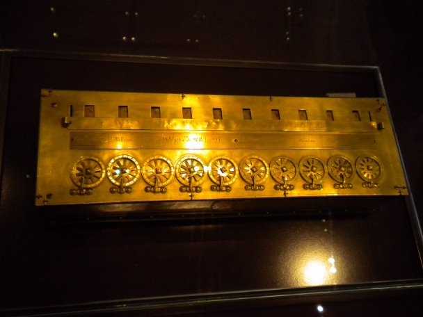Rechenmaschine von B. Pascal /
Mechanical calculator by B. Pascal
