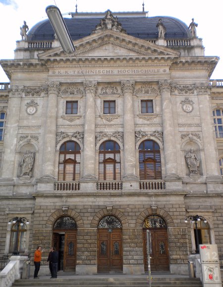 Haupteingang des Hauptgebaeudes der TU Graz /
Main entrance of the main building of the TU Graz